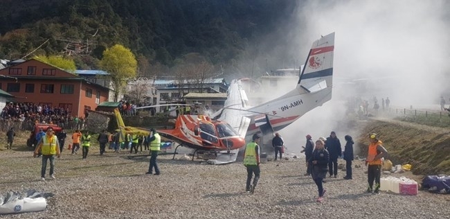 Самолет на Непал удари паркиран хеликоптер докато излита убивайки трима