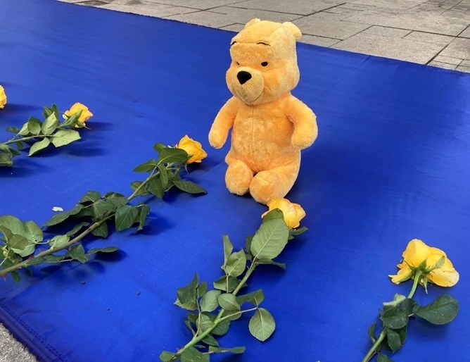 100 метрото синьо платно е разпънато днес на пл Славейков в