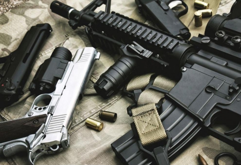 Агенти на ФБР откриха арсенал от 25 огнестрелни оръжия и