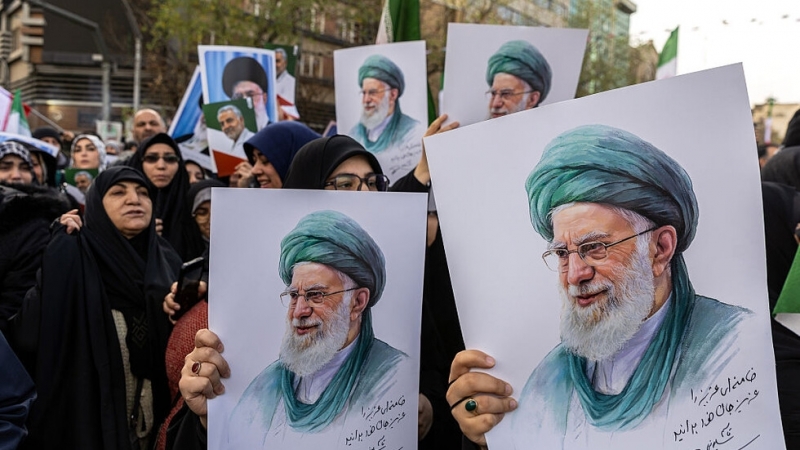 Иран изпраща Али Хаменей с тридневно поклонение