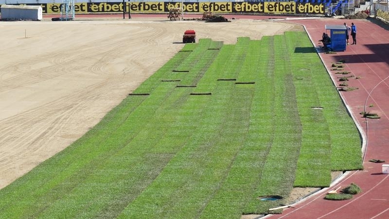 Работна група започна полагането на тревната настилка на стадион Огоста