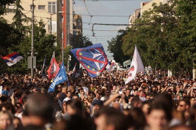 Десетки хиляди излязоха на голям антиправителствен протест в Белград, стигна се до сблъсъци /снимки/