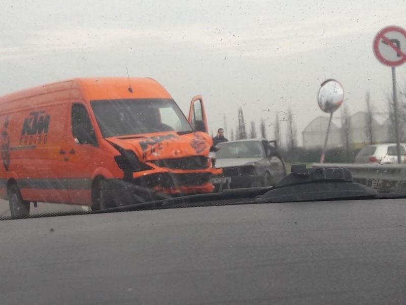 15 годишно момче и 53 годишен мъж са пострадали тежко при катастрофата на