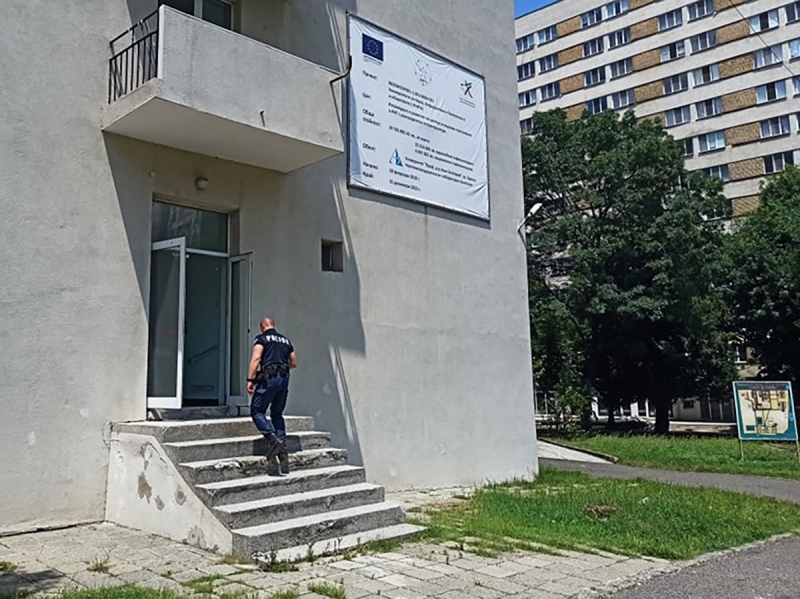 Ужас в Бургас: Млад мъж почина в заседнал асансьор /снимки/