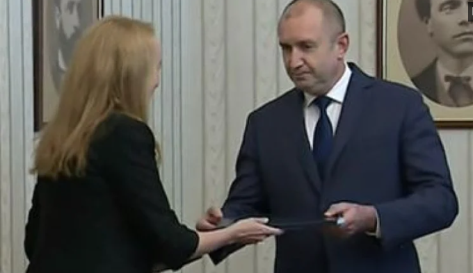 Президентът Румен Радев връчи мандат за съставяне на правителство на