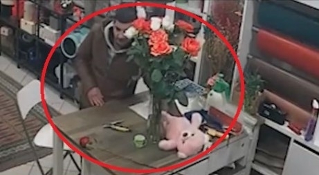 Нагъл крадец се опита да обере цветарски магазин на улица