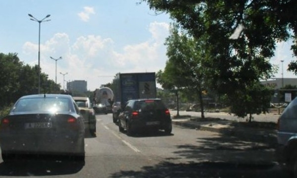 Огромно задръстване изнерви хората, преминаващи през Бургас. Още от вчерашния