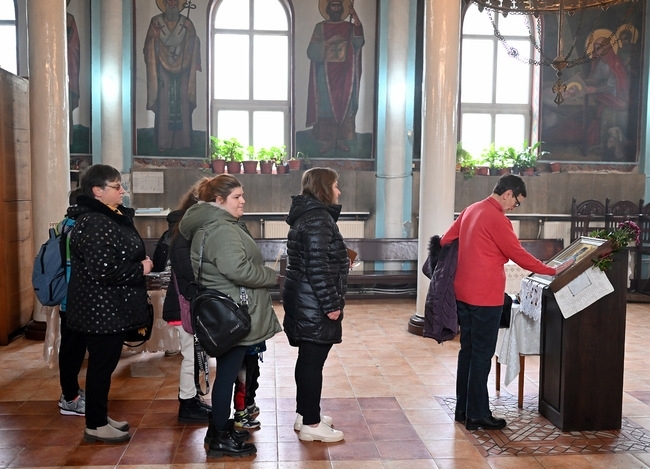 Икона с чудотворните мощи на Св. Ефрем бе изложена за поклонение в храма „Св. св. Кирил и Методий“ в Монтана