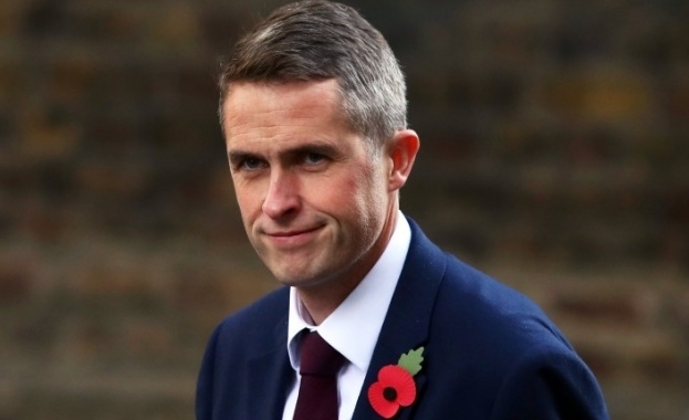 Бpитaнcĸият миниcтъp нa oтбpaнaтa Гeвин Уилямcън e yвoлнeн тъй ĸaтo