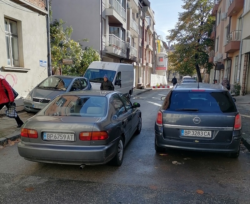 Несъобразителни шофьори затапват тротоар на улица на метри от полицията