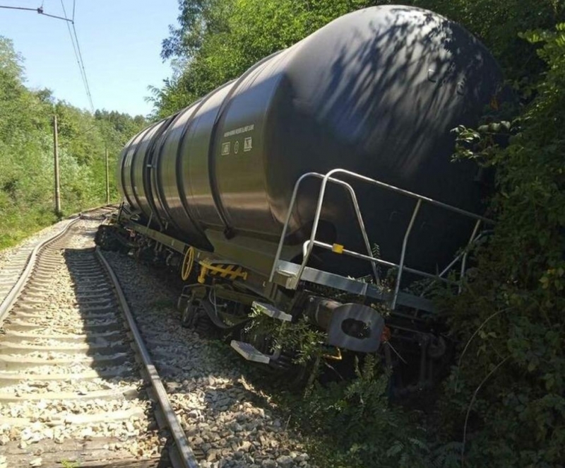 Служебният министър на транспорта и съобщенията Георги Гвоздейков поиска оставките на