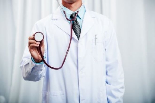 Бивш британски лекар е изправен пред десетки обвинения свързани с