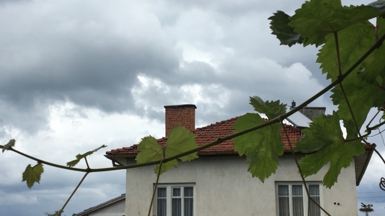 Противоградна ракета проби покрива на къща в старозагорското село Остра