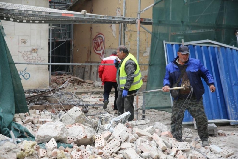 Част от фасада на сграда рухна в центъра на София