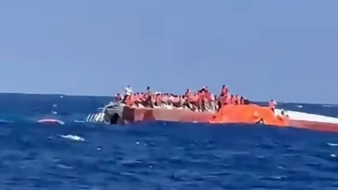 Ферибот с 270 пътници на борда се преобърна край Кипър /снимка+видео/