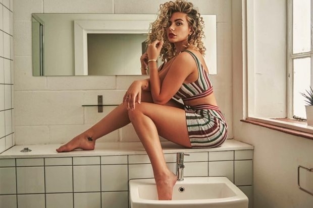 Меган Бъртън Хенсън е мацка от друго измерение Британката е известен