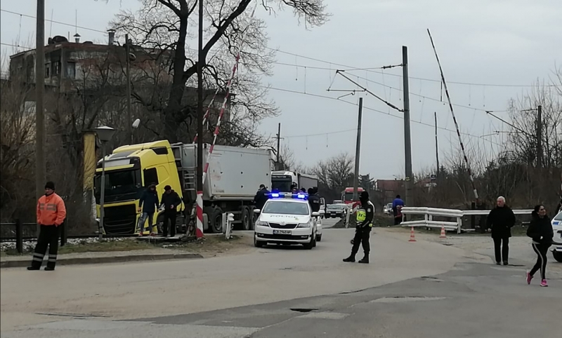 Пътен инцидент е станал преди минути в Лом научи агенция