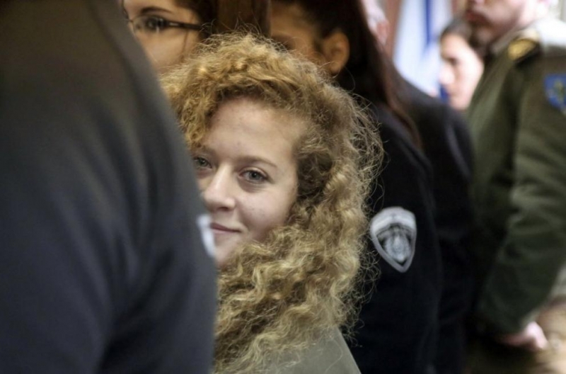 Изправиха пред съда 17 годишна палестинка която ритала и удряла израелски войници