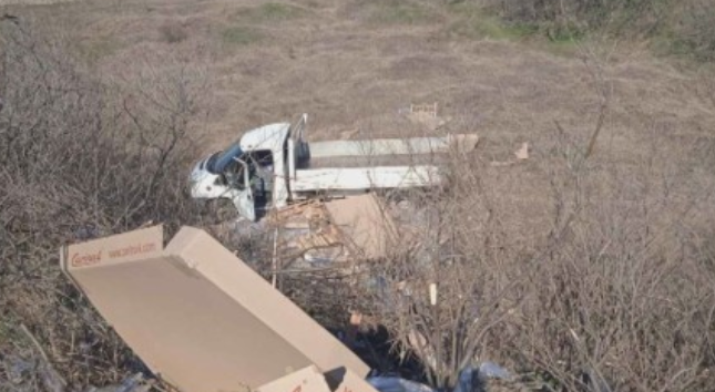 Товарен автомобил се оказа в пътната канавка след удар с