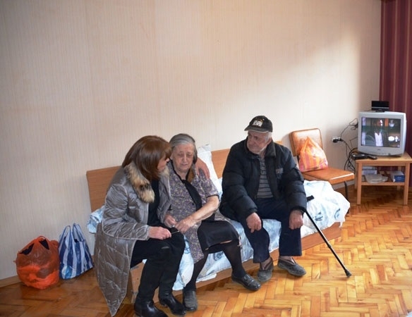 Възрастното семейство Вълка и Ангел Алексиеви, което временно остана без