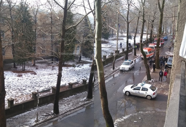 Гори училище в Кърджали пожарни коли линейки и полицейски автомобили