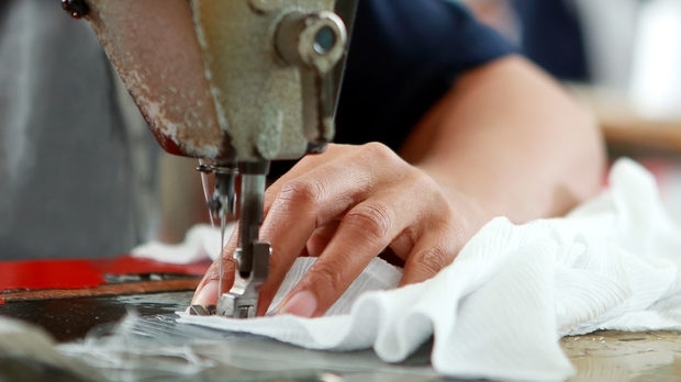 Предприятията в шивашката кожарската и текстилната индустрия в България формират