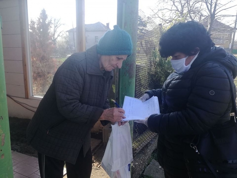 Дарители осигуряват топла храна на възрастни хора в Бяла Слатина