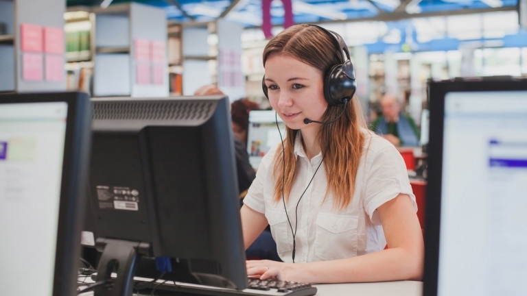 Да работиш като агент в кол център в София може