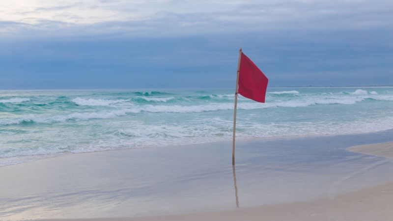 На почти всички плажове по Южното Черноморие и днес спасителите