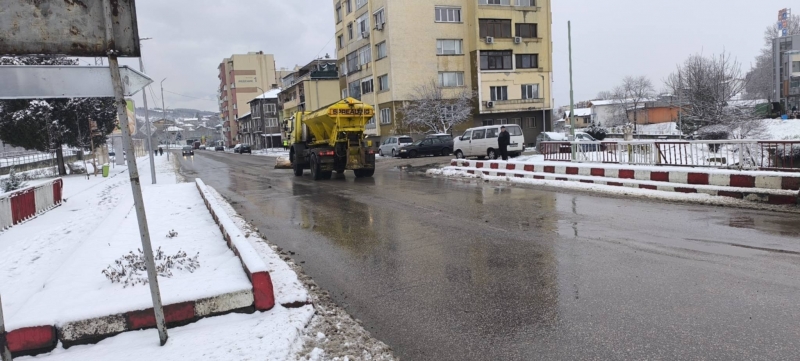 Зимната обстановка в община Мездра постепенно се нормализира след падналия