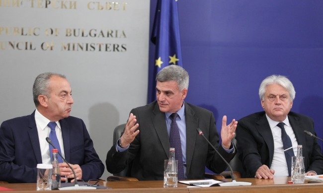 Проследявани са протестиращи граждани не само политически и обществени дейци