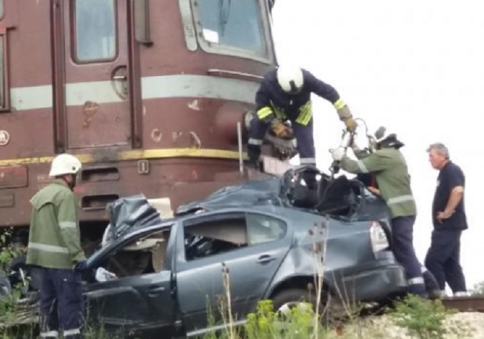 Бързият влак от Варна за София е дерайлирал в района