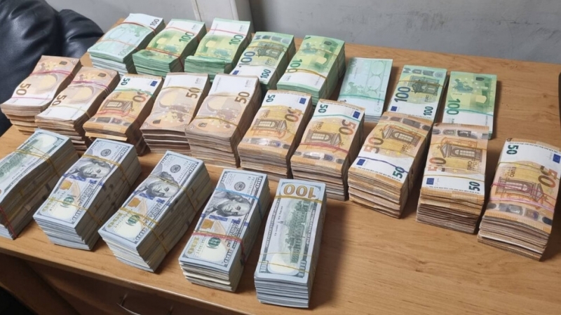 Хитрец опита да мине „Лесово” с рекордна сума недекларирани пари /снимки/