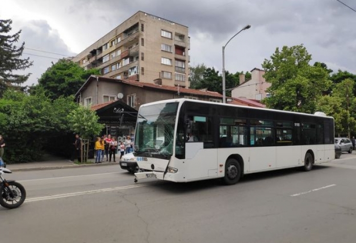 Автобус от градския транспорт в София помете пет автомобила чакащи