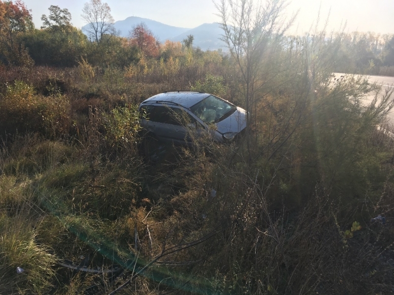 Кола е паднала в дере на пътя между Монтана и