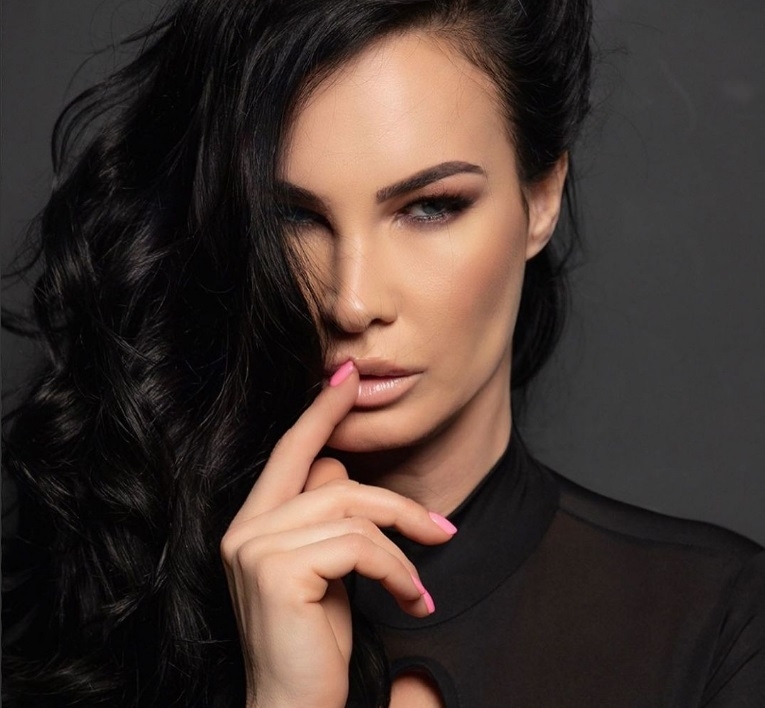 Голям скандал с участието на бившата манекенка Цеци Красимирова тресе