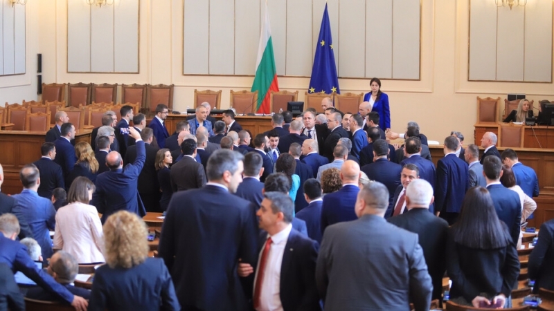 След напрежението в НС: Прекратиха заседанието на депутатите