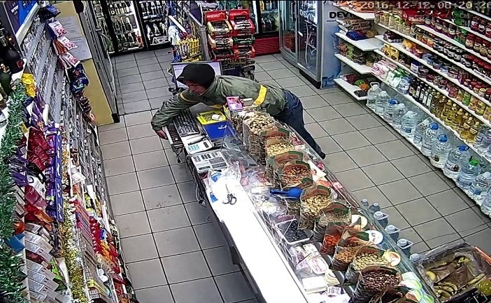 Неизвестен е разбил магазин в Лом и е открандал пари