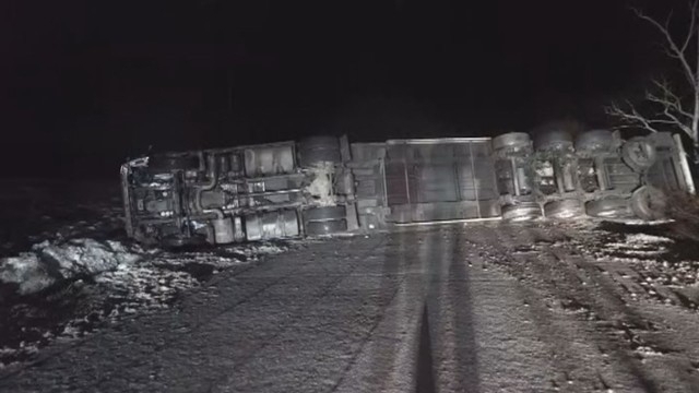 Тир се е преобърнал на международен път Е 79 между Монтана