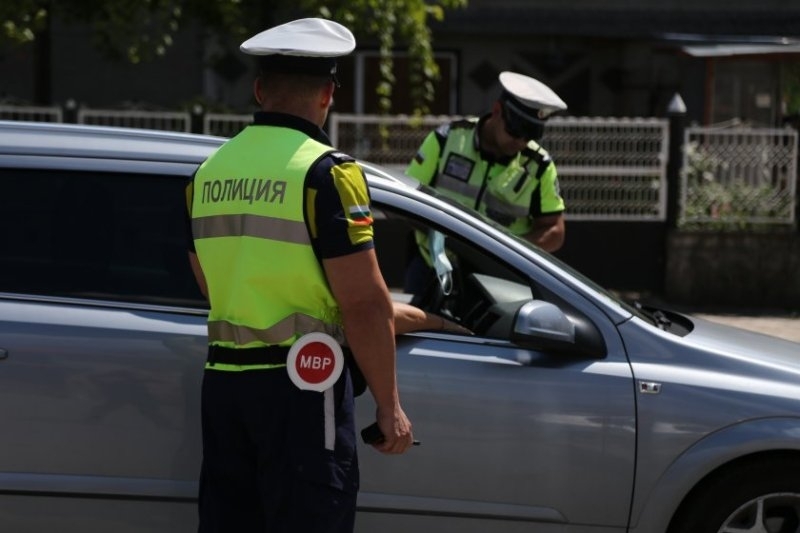 Хванаха джигит да юрка нередовна кола във Врачанско, съобщиха от