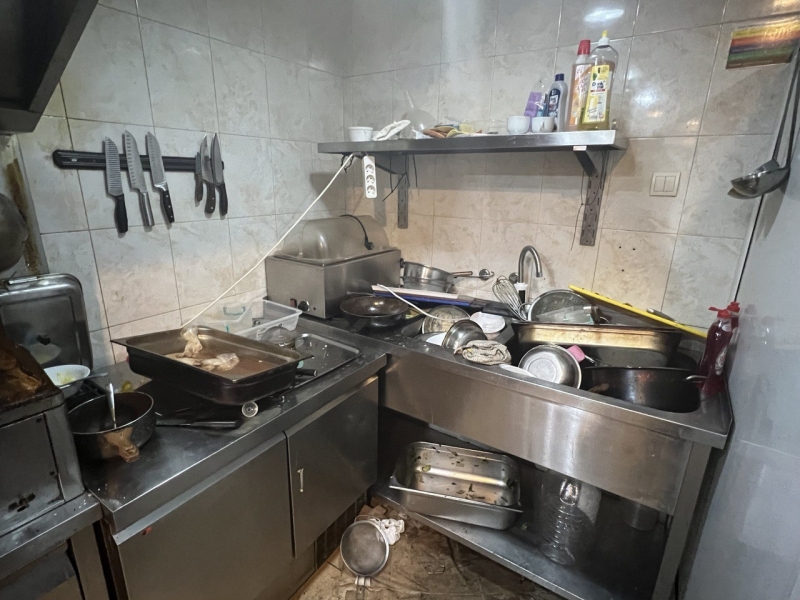 Жалка картинка! Вижте мизерията, в която бе оставен ресторант „Нашенци Про“ във Враца /снимки/