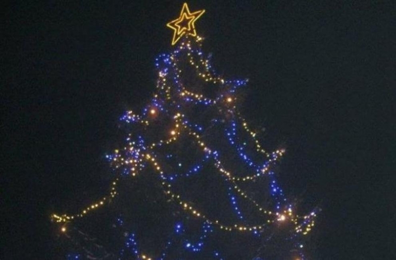 От 16 30 часа днес ще грейнат светлините на коледната елха
