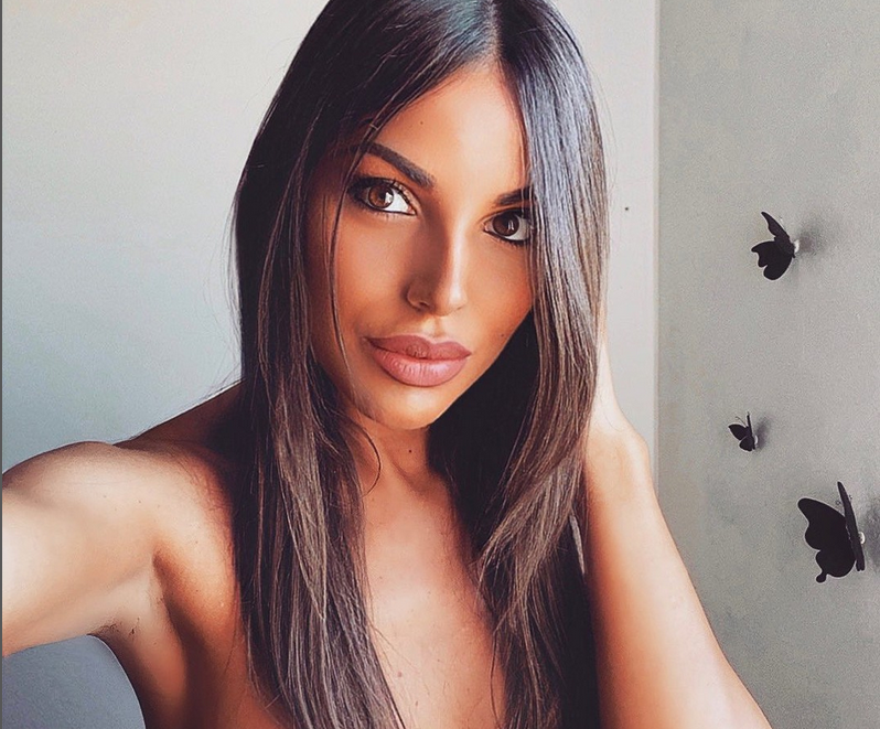 Чаровната брюнетка Мануела Сулис се радва на огромно мъжко внимание