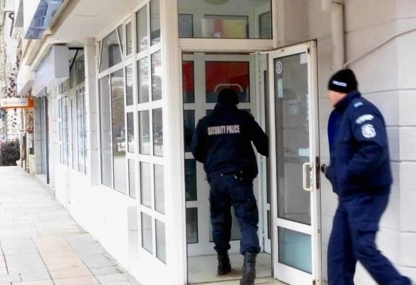 Офис на застрахователен брокер е бил разбит и ограбен във