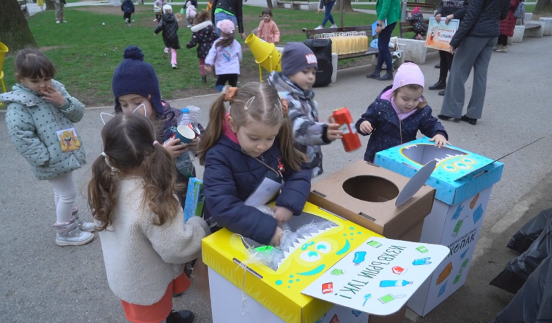 Общински съветници деца и граждани събираха пластмасови бутилки и отпадъци