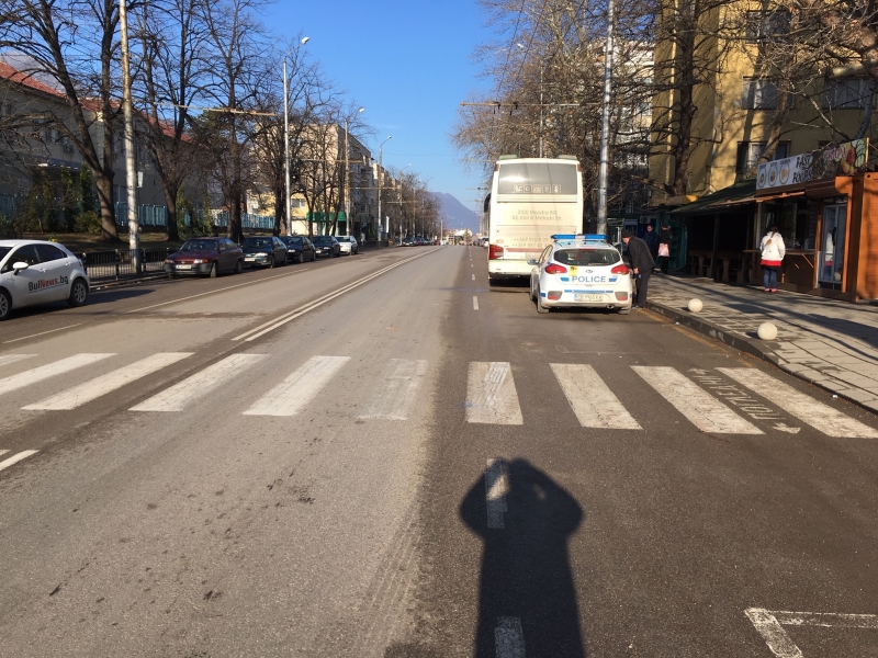 Автобус на транспортната фирма Цветина е ударил човек на пешеходна