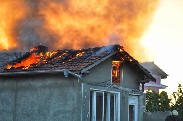Пожар едва не изпепели къща във Видинско съобщиха от МВР