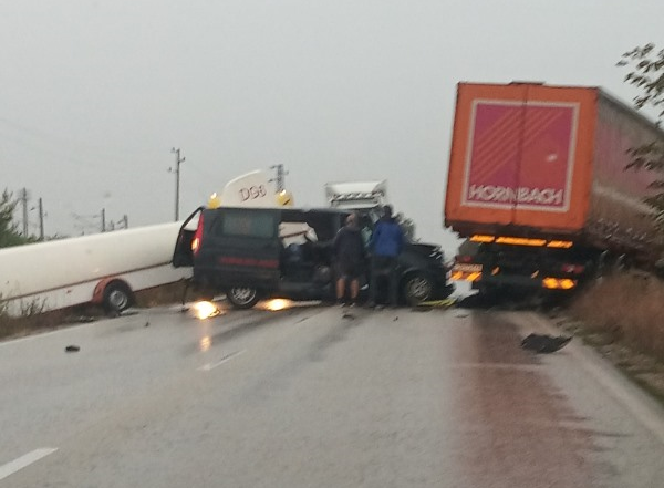 Миниван с безмоторен самолет и ТИР са се ударили между