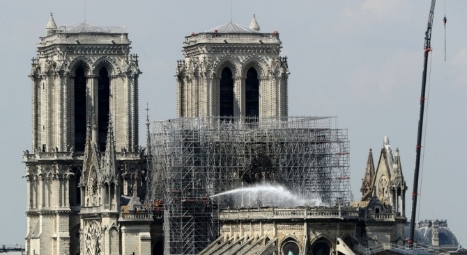 Началото на възстановителните работи на катедралата Нотр Дам след априлския