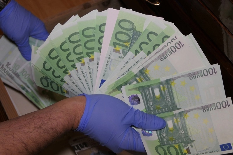 Хитър и нагъл! Младеж пробута фалшиво евро в казино в Лом, ченгета намериха контрабанден алкохол при тараш в дома му